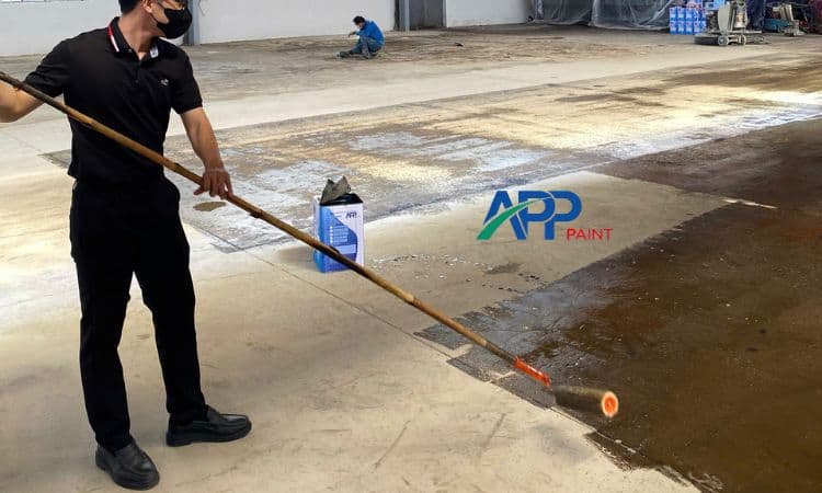 Thi công lớp phủ tăng cường cho sơn epoxy đòi hỏi sự tỉ mỉ.