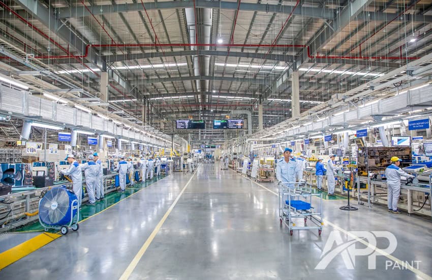 Vạch kẻ lối đi rõ ràng bằng sơn epoxy, hướng dẫn thoát hiểm nhanh chóng và an toàn trong nhà xưởng.