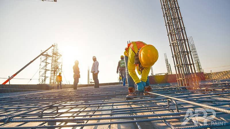 Kiểm tra kỹ các điều khoản bảo hành trong hợp đồng xây dựng.