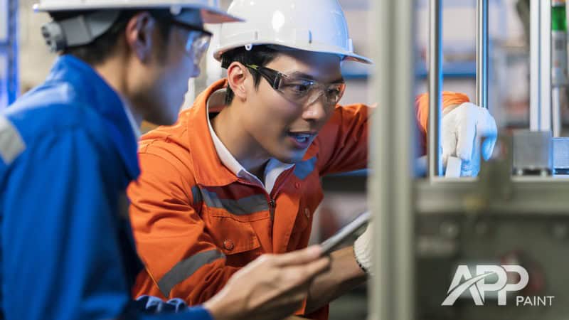 Kỹ sư giám sát thi công đang kiểm tra vật tư thép tại công trường.