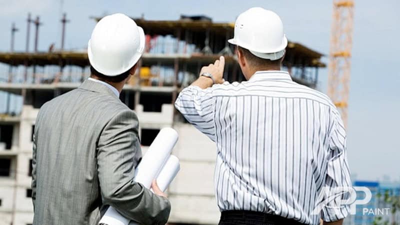 Kỹ sư giám sát thi công đang nghiệm thu cốt thép móng.