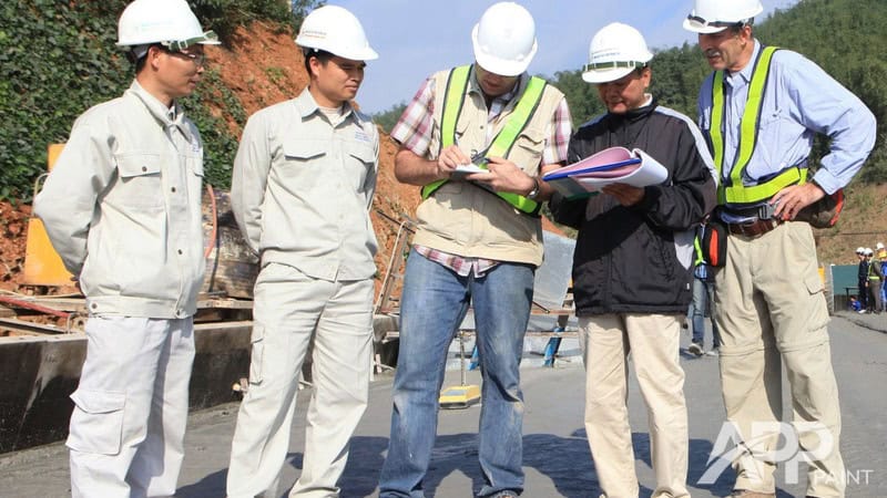 Kỹ sư đi kiểm tra (walk-through) để lập danh sách lỗi trước khi nghiệm thu chính thức.