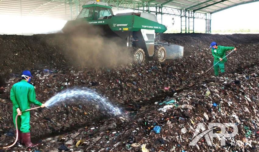Khu vực lưu trữ với gờ chống tràn trong quản lý chất thải rắn.