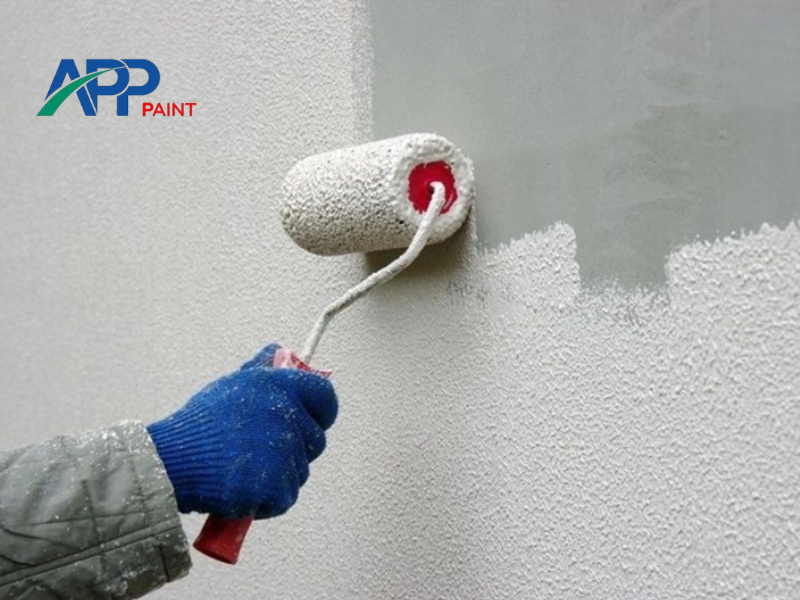 Có nên làm ẩm tường hoặc ngâm gạch trước khi ốp